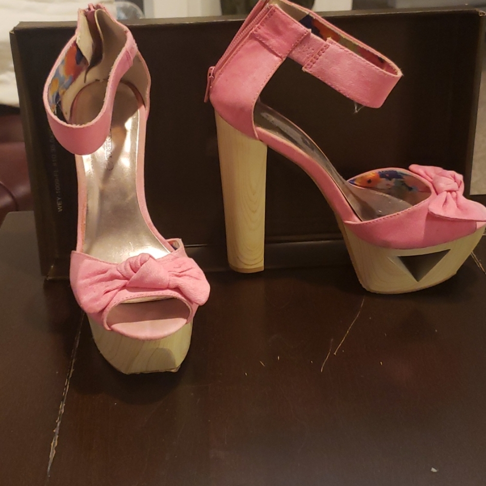 Pink platdorm heeled sandals